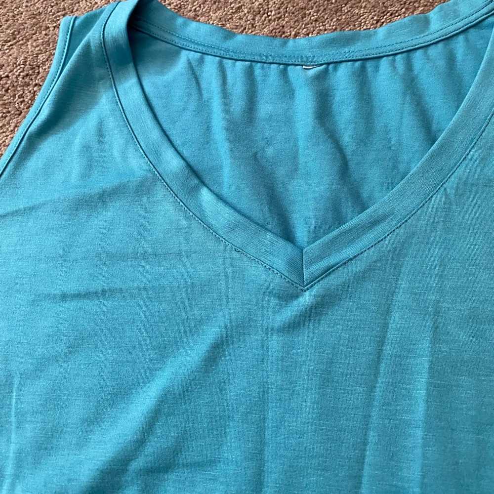 NWOT - Nice 2x Women’s V-Neck Tank Top